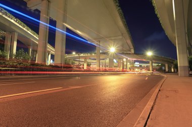 Şehir Otoban viyadük altındaki ışık rotalar