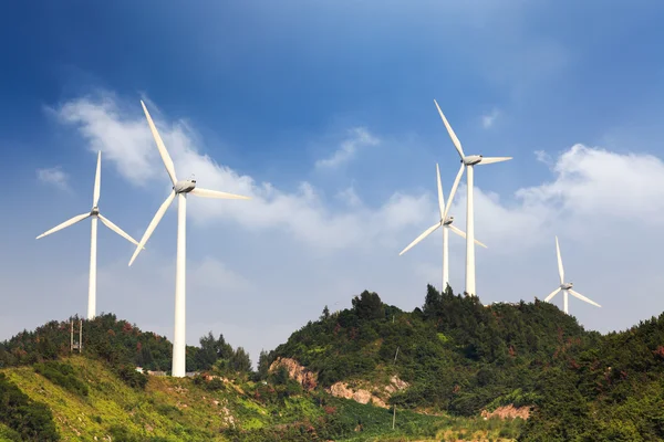 Parc éolien dans la colline — Photo