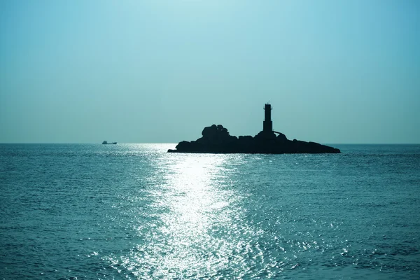 Sílhueta do farol em mar azul — Fotografia de Stock