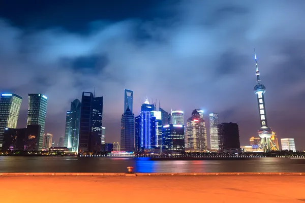 Shanghai skyline met pier bij nacht — Stockfoto