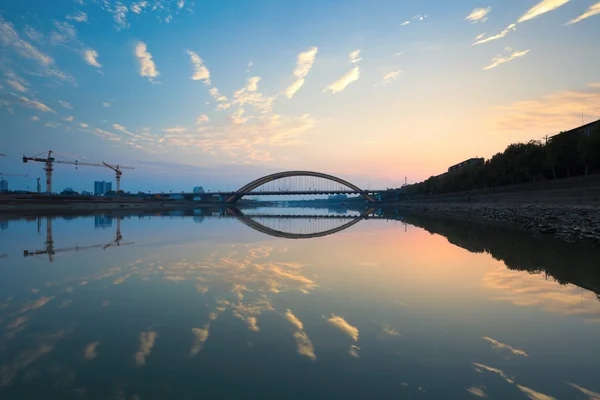 Sonnenuntergang und Brücke — Stockfoto