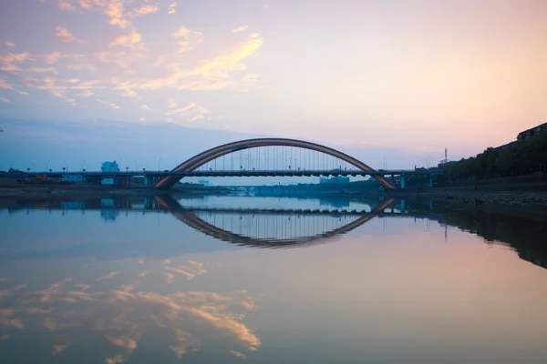 Arche pont autoroutier au coucher du soleil — Photo