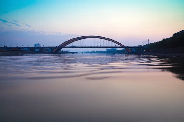 Ponte do arco da estrada ao entardecer — Fotografia de Stock