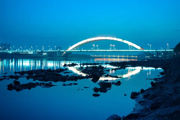 Snelweg brug 's nachts — Stockfoto