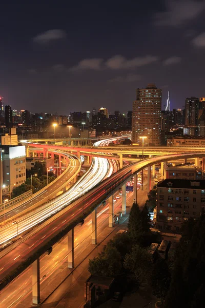 Estrada da cidade viaduto à noite — Fotografia de Stock