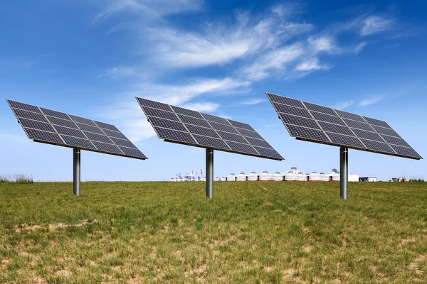 Energia solar na pradaria — Fotografia de Stock