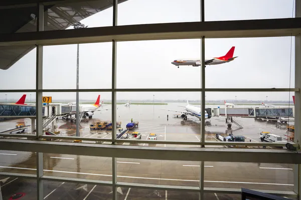 Janela do aeroporto com chegada de voo — Fotografia de Stock