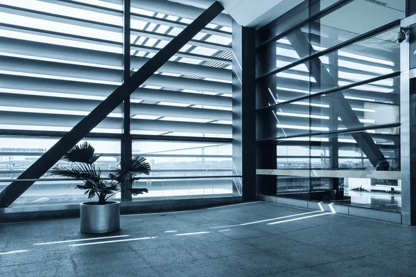 Fenster im modernen Gebäude — Stockfoto