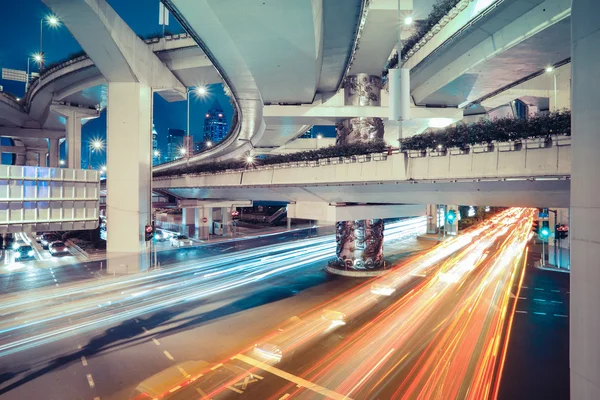 Senderos de luz bajo el viaducto — Foto de Stock