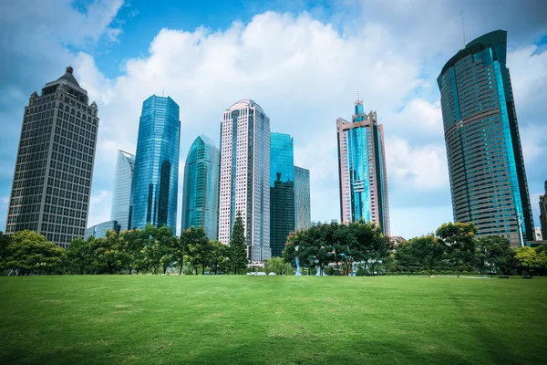 Beautiful city greenbelt with modern buildings — Stock Photo, Image