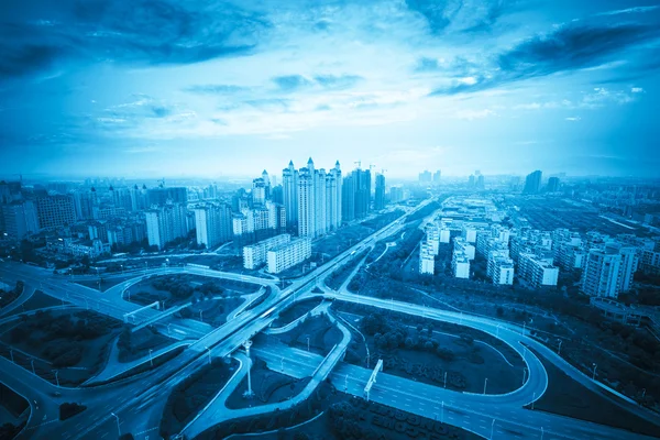 Stad snelweg interchange bij zonsondergang — Stockfoto