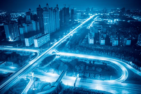 Cruce de la autopista de la ciudad por la noche — Foto de Stock