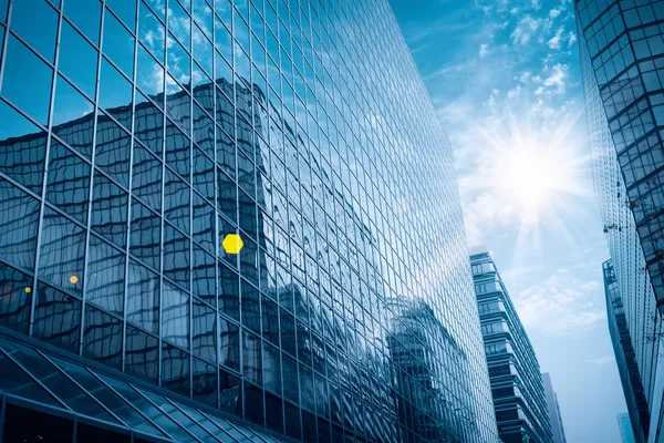 Moderno edificio de cristal bajo el cielo azul — Foto de Stock