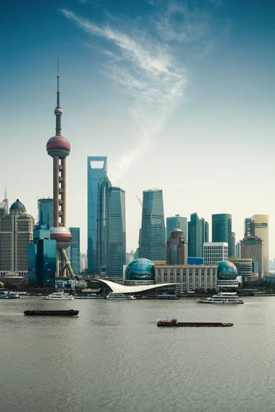 Shanghai pudong contra un cielo azul — Foto de Stock