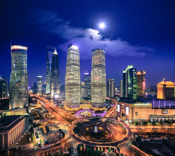 Fågelperspektiv av Shanghais skyline på natten — Stockfoto