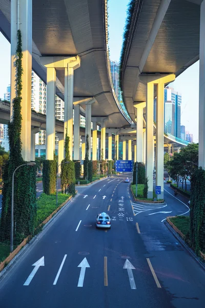 Autopista urbana moderna en la mañana — Foto de Stock