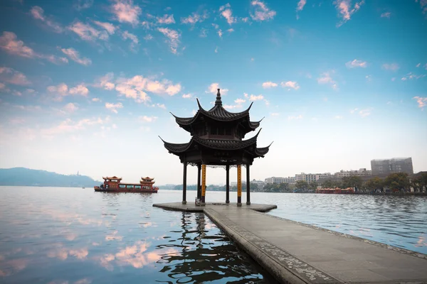 Hangzhou pavilon s slunce záře — Stock fotografie