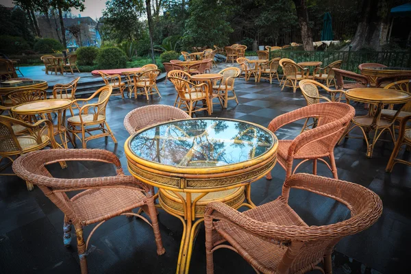 Chaises et table basse dans le parc — Photo