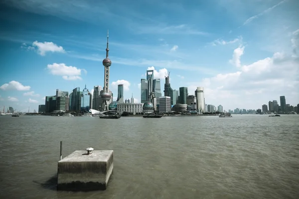 Linha do horizonte de Xangai com rio huangpu — Fotografia de Stock