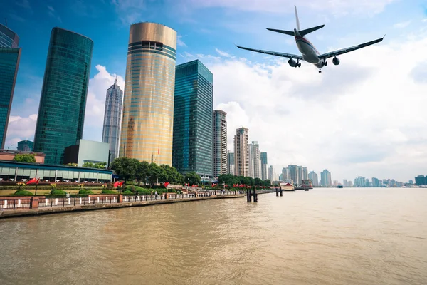 Cidade moderna com aeronaves — Fotografia de Stock