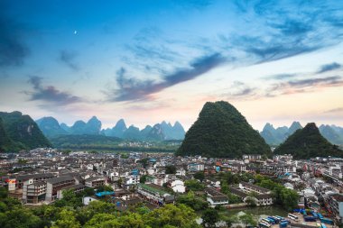 gün batımında Yangshuo ilçe şehir