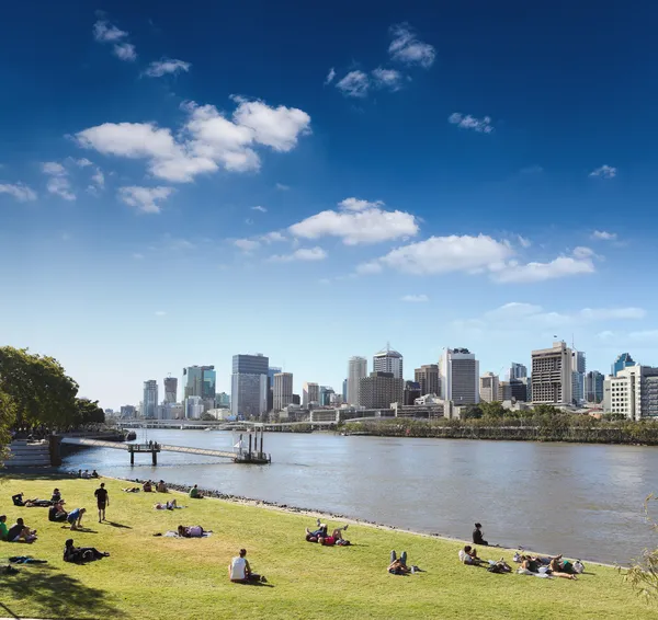 Horizonte de Brisbane desde el parque — Foto de Stock