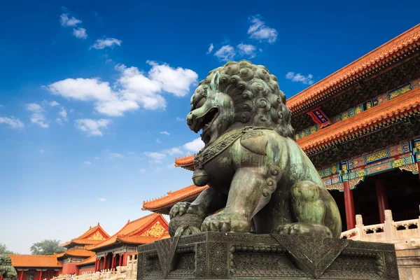 León de bronce en beijing ciudad prohibida — Foto de Stock