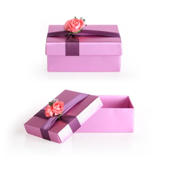 Caja de regalo púrpura con flor de cinta —  Fotos de Stock