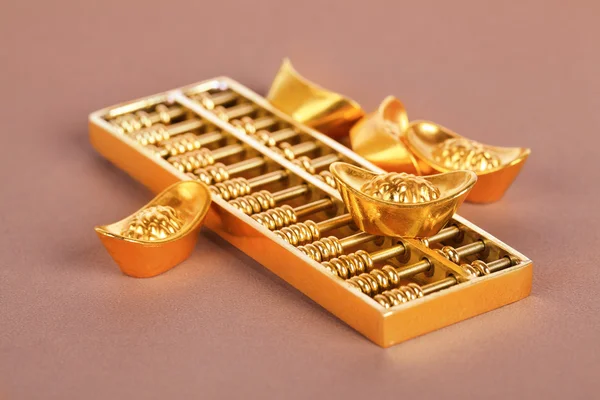 Gouden blokken en abacus — Stockfoto