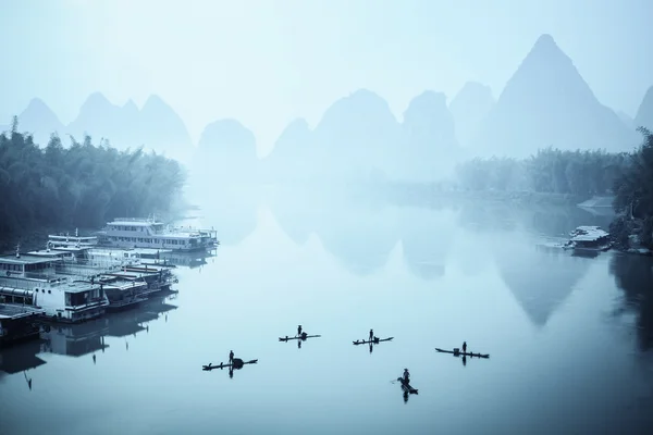 Yangshuo krajina v mlze — Stock fotografie