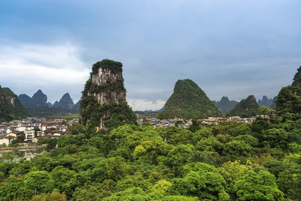 Yangshuo county stad omgeven door bergen — Stockfoto