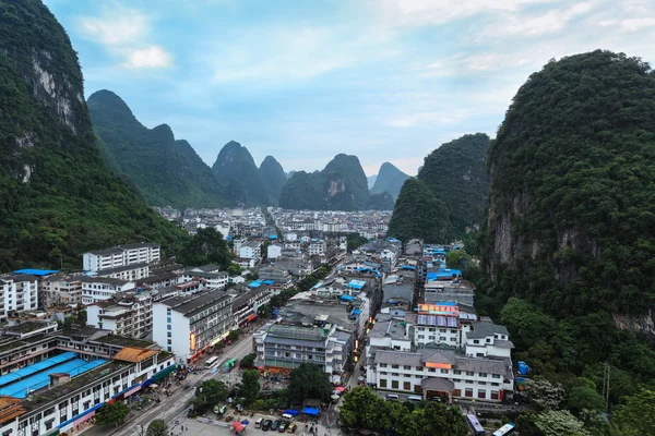 Hermosa ciudad yangshuo al atardecer — Foto de Stock