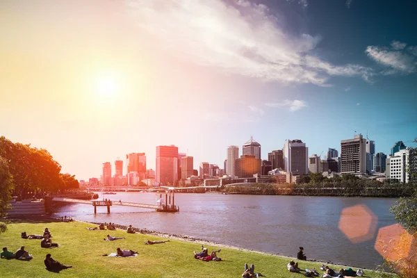 Edifício moderno com parque em brisbane Fotos De Bancos De Imagens