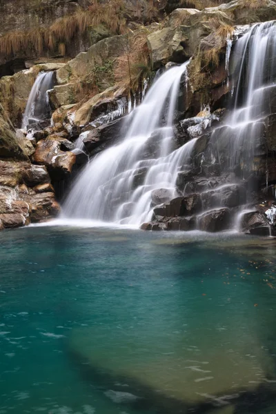 Cascada în timpul iernii — Fotografie, imagine de stoc