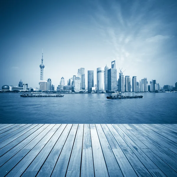 Shanghai skyline y piso de madera — Foto de Stock