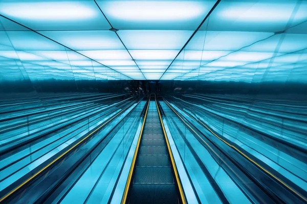 Escaleras mecánicas en movimiento en edificio moderno —  Fotos de Stock