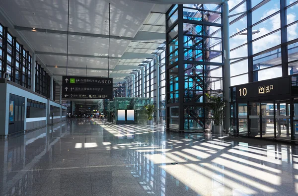 Modern flygplats interiör — Stockfoto