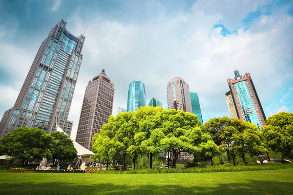 Cidade greenbelt com edifícios modernos — Fotografia de Stock