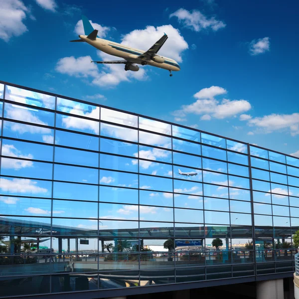 Moderno aeropuerto espejo pared de vidrio — Foto de Stock