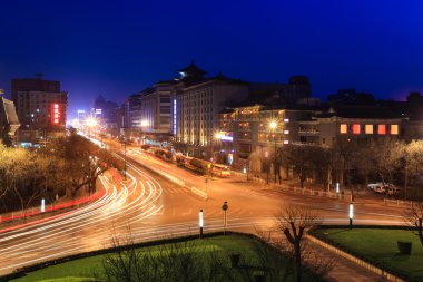 magnífico hotel, palmeras y montañas