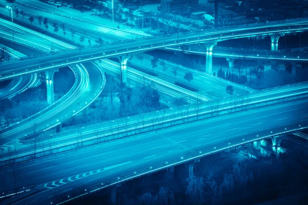 Passage supérieur de l'autoroute à proximité la nuit — Photo