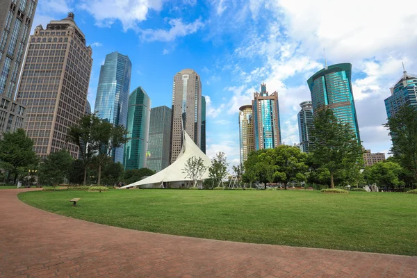 Greenbelt com edifícios modernos — Fotografia de Stock