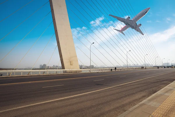Schrägseilbrücke mit Flugzeug — Stockfoto