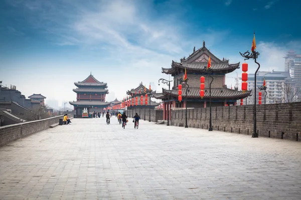 Op de oude stadsmuur in xian — Stockfoto