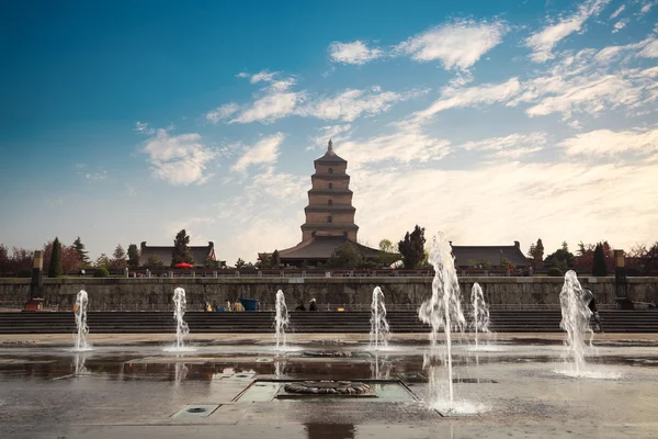 Big wild goose pagoda met fontein — Stockfoto