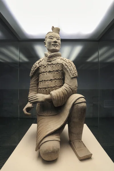 Knäböjande bågskytt av terracotta warrior — Stockfoto
