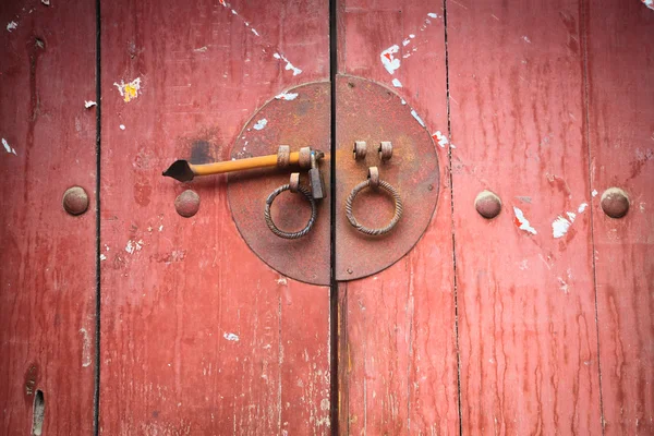 Puerta de madera vieja con golpeador —  Fotos de Stock