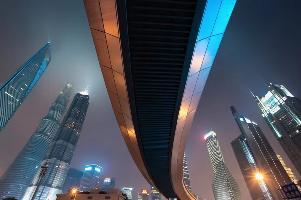 Voetgangers brug met shanghai skyline in de nacht — Stockfoto