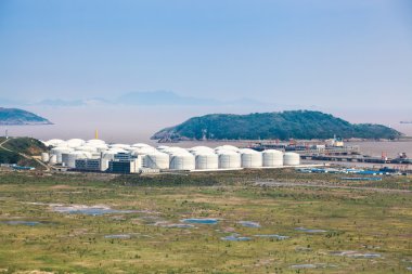 bağlantı noktasında petrol tankları