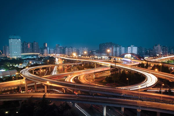 在夜晚的美丽立交桥 — 图库照片